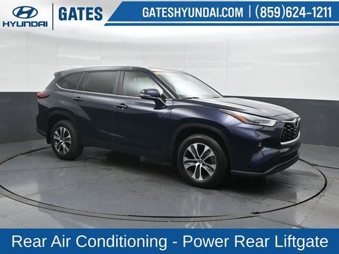 Used 2023 Toyota Highlander XLE image 4