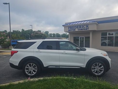 Used 2020 Ford Explorer XLT w/ Equipment Group 202A AWD/4WD image 3
