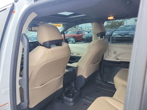 Used 2022 Toyota Sienna XLE image 9