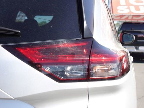 Used 2023 Nissan Rogue SV image 7