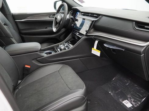 New 2026 Jeep Grand Cherokee Altitude AWD/4WD image 36