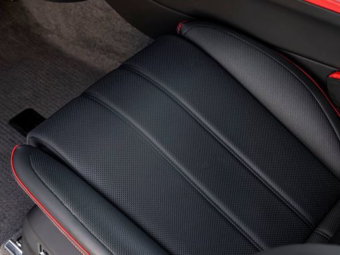 Certified 2025 Bentley Bentayga AWD/4WD image 18