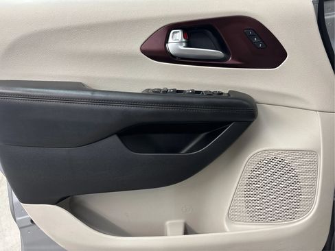 Used 2018 Chrysler Pacifica Limited FWD image 25