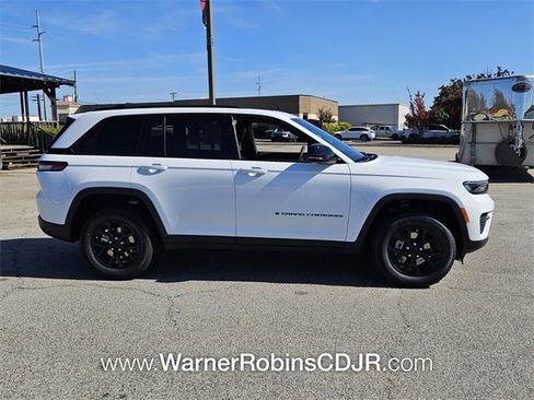 New 2025 Jeep Grand Cherokee Altitude image 14