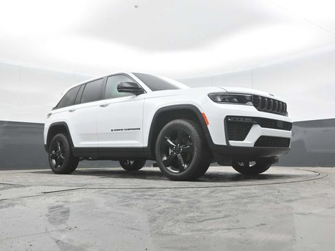 Used 2026 Jeep Grand Cherokee Limited w/ Limited Altitude Package AWD/4WD image 28