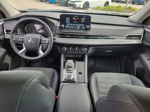 Used 2023 Mitsubishi Outlander SE image 19