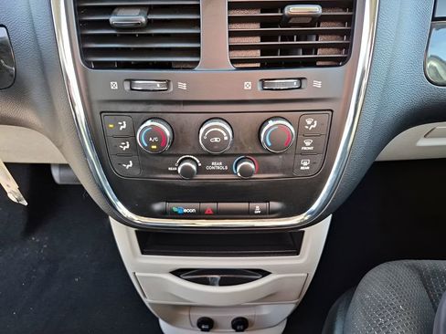 Used 2018 Dodge Grand Caravan SE w/ UConnect Hands-Free Group image 35
