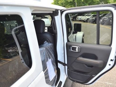 New 2026 Jeep Wrangler Unlimited Sahara AWD/4WD image 32