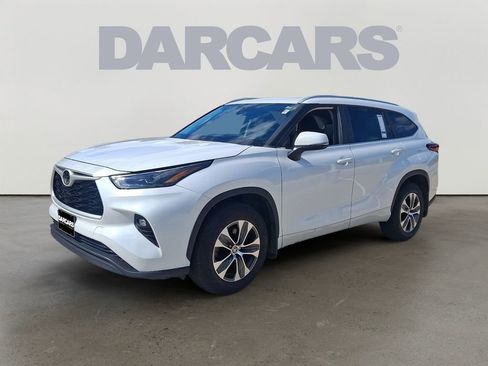 Used 2023 Toyota Highlander XLE AWD/4WD image 3