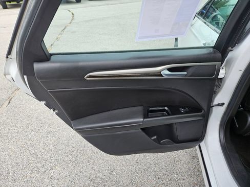 Used 2014 Ford Fusion SE w/ Equipment Group 202A FWD image 22