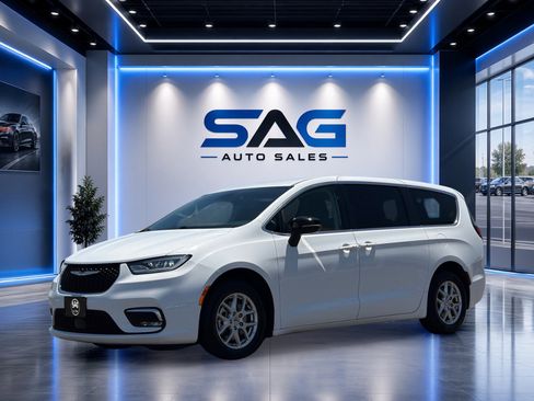 Used 2024 Chrysler Pacifica Touring-L FWD image 6