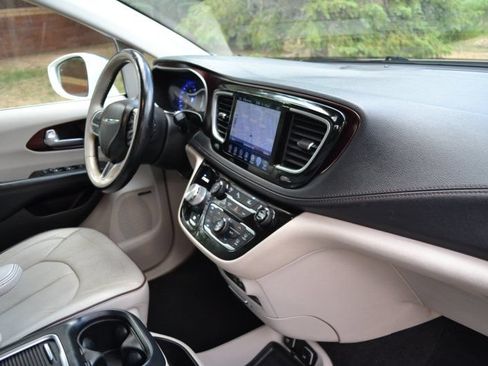 Used 2017 Chrysler Pacifica Limited FWD image 24
