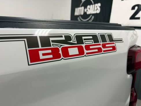 Used 2019 Chevrolet Silverado 1500 LT Trail Boss AWD/4WD image 10