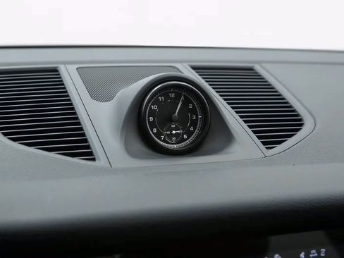 Certified 2026 Porsche Macan image 31