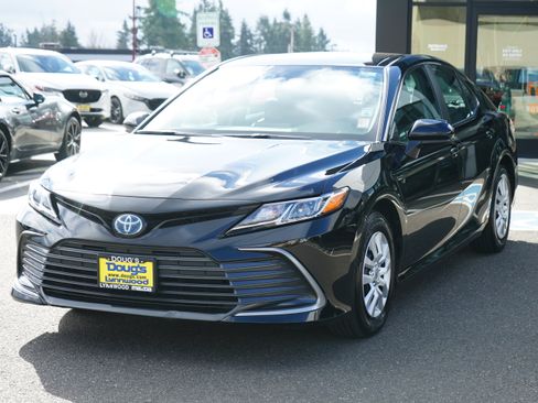 Used 2022 Toyota Camry LE image 9