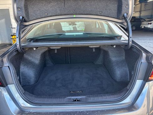 Used 2025 Nissan Altima 2.5 SV FWD image 32