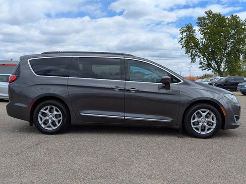 Used 2017 Chrysler Pacifica Touring-L FWD image 3