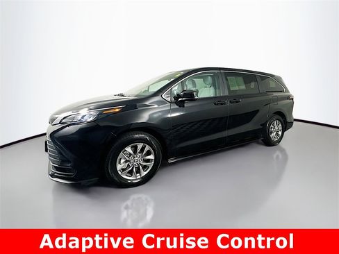 Used 2025 Toyota Sienna LE image 5
