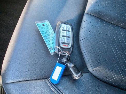 Used 2024 Chrysler Pacifica Touring-L FWD image 28