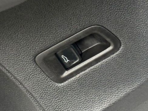 Used 2024 Volkswagen Atlas SE AWD/4WD image 14