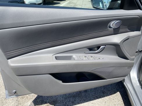 Used 2022 Hyundai Elantra SEL w/ Convenience + Premium Package FWD image 14