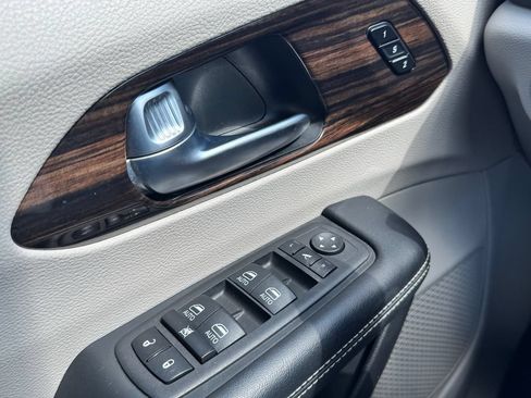 Used 2023 Chrysler Pacifica Limited FWD image 31