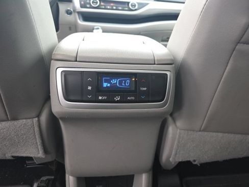 Used 2017 Toyota Highlander XLE AWD/4WD image 13