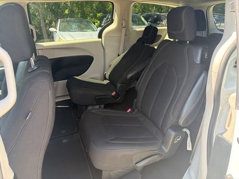 Used 2022 Chrysler Voyager LX FWD image 18