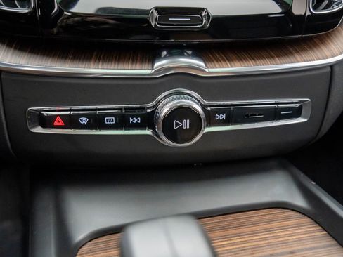 Used 2022 Volvo XC60 B5 Momentum w/ Advanced Package image 21