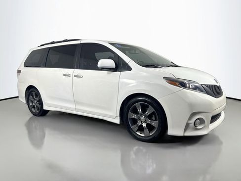 Used 2015 Toyota Sienna SE image 3