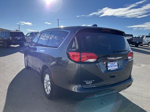 Used 2019 Chrysler Pacifica Touring image 10