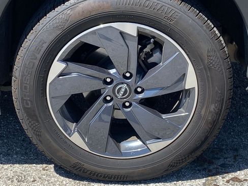 Certified 2025 Nissan Rogue SV FWD image 6