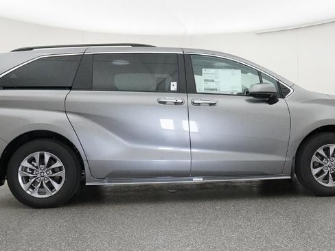 New 2026 Toyota Sienna XLE image 27