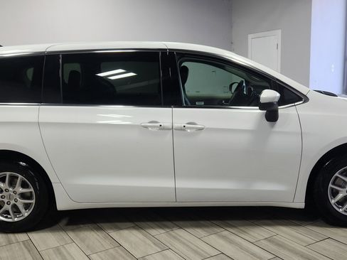 Used 2023 Chrysler Pacifica Touring-L image 6
