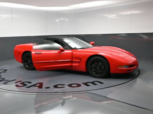 Used 2004 Chevrolet Corvette Convertible w/ Preferred Equipment Group RWD image 23