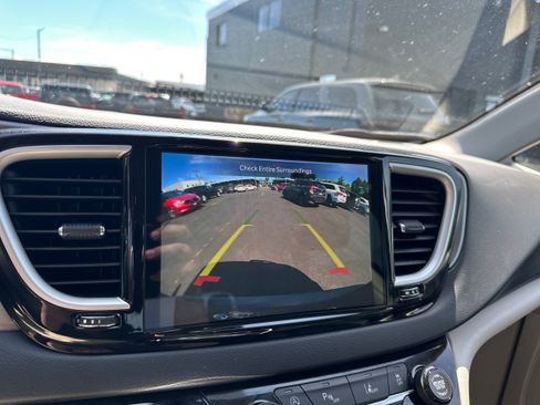 Used 2023 Chrysler Pacifica Touring-L FWD image 30