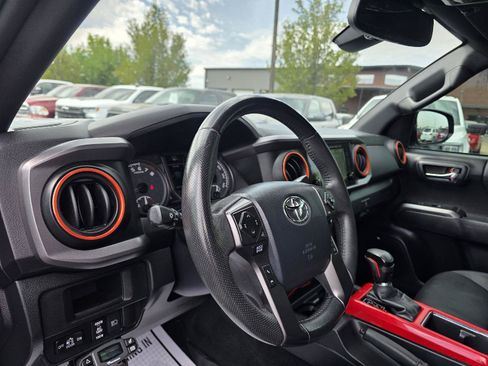 Used 2019 Toyota Tacoma TRD Off-Road AWD/4WD image 9