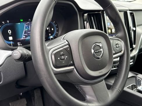 Used 2022 Volvo XC60 B5 Momentum image 18
