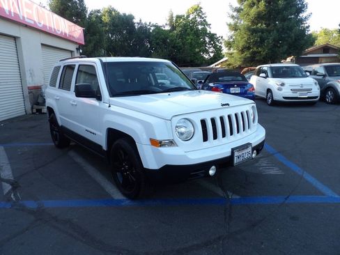Used 2015 Jeep Patriot Sport w/ Power Value Group FWD image 2