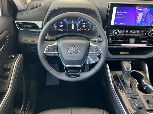 New 2026 Toyota Highlander Platinum AWD/4WD image 16