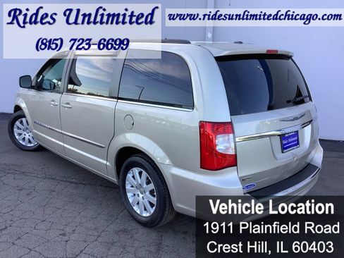 Used 2014 Chrysler Town & Country Touring FWD image 4