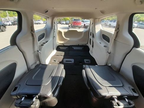 Used 2023 Chrysler Pacifica Touring-L FWD image 54
