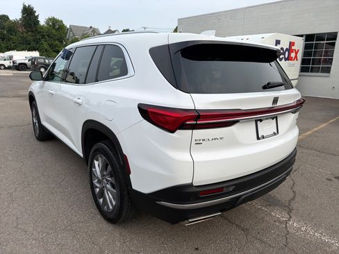 Used 2025 Buick Enclave Preferred AWD/4WD image 10