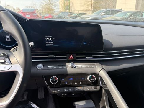 Used 2025 Hyundai Elantra SEL image 17