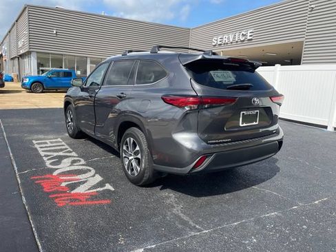 Used 2023 Toyota Highlander XLE FWD image 5