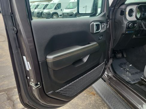 Used 2025 Jeep Wrangler Unlimited Sahara AWD/4WD image 19
