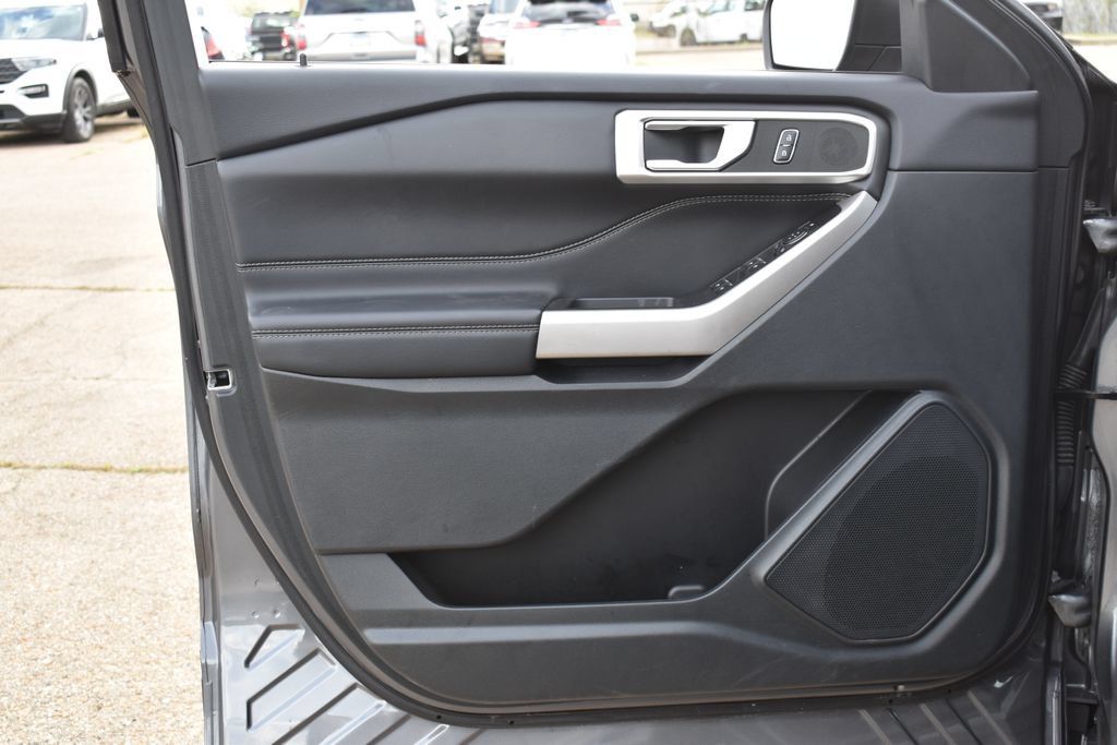 Used 2024 Ford Explorer XLT w/ Equipment Group 202A AWD/4WD image 9