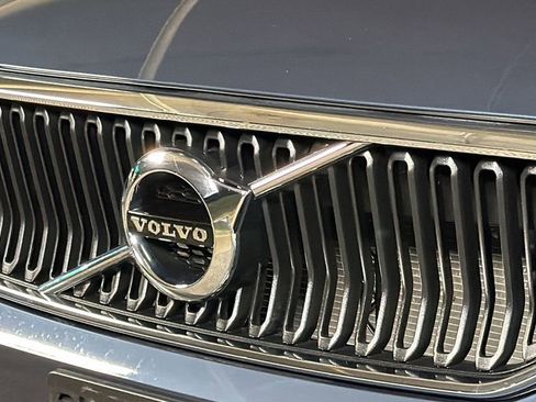 Used 2021 Volvo XC40 T5 Momentum w/ Premium Package image 3