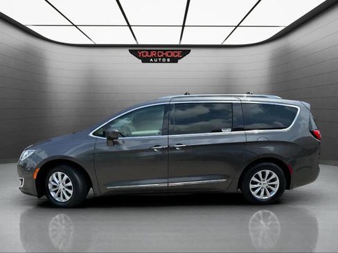 Used 2018 Chrysler Pacifica Touring-L image 2