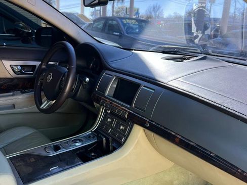 Used 2011 Jaguar XF image 7